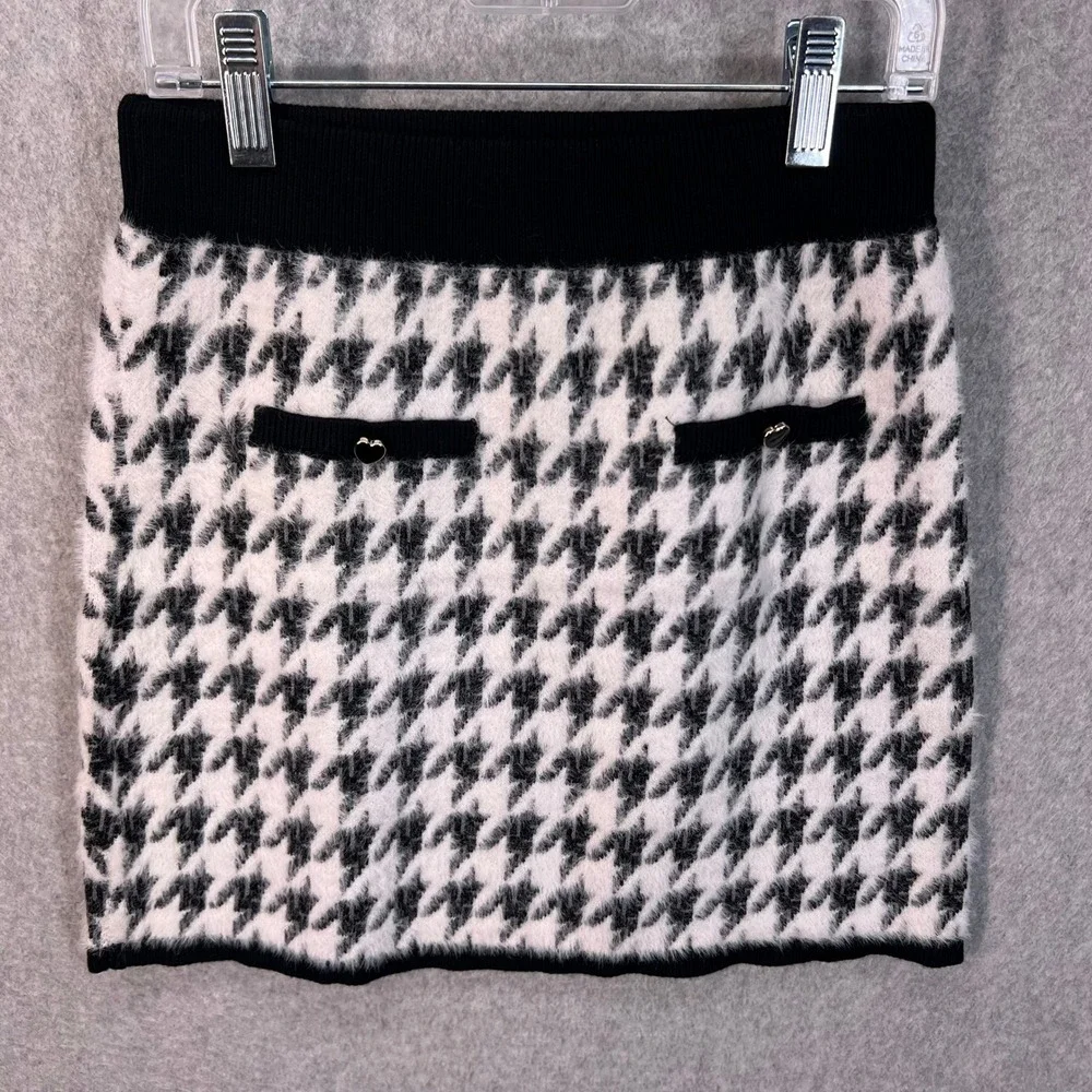 Isaac Mizrahi Kids Girls Houndstooth Sweater‎ Skirt Set Black White Heart Button